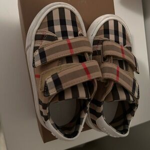Burberry toddler runners size 23